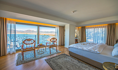 Deluxe Hot Tub Room